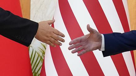 Der chinesische Staatschef Xi Jinping und US-Präsident Joe Biden auf Bali am  14. November 2022.