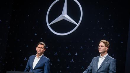 Harald Wilhelm (l), Finanzvorstand der Mercedes-Benz Group AG, spricht während der Mercedes-Benz Bilanzpressekonferenz neben Ola Källenius (r), Vorstandsvorsitzender der Mercedes-Benz Group AG zu Medienvertretern.