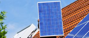 Hier wird eine Solaranlage auf einem Dach montiert. Die Stadtwatt eG möchte die Errichtung solcher Anlagen in Berlin vorantreiben.