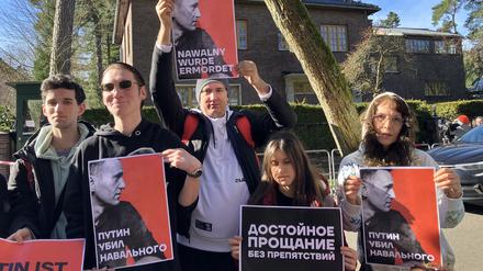 Aktivisten von „FreeNavalny“ in Deutschland demonstrierten am Sonntag vor der Residenz des russischen Botschafters.