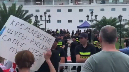 Menschen protestieren gegen die Ankunft des Kreuzfahrtschiffes „Astoria Grande“.
