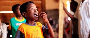 Noch immer bekommen zu wenige Kinder Medikamente gegen die tückische Wurmerkrankung Bilharziose, die Zehntausende tötet, vor allem in Afrika.