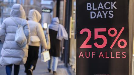 Ein Plakat vor einem Geschäft in Köln macht auf Rabatte am Black Friday aufmerksam.