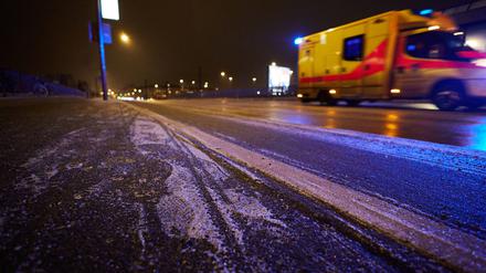 Auf den Straßen in Berlin und Brandenburg hat sich am Donnerstagnachmittag gefährliche Eisglätte gebildet.