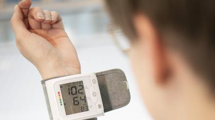 Der Blutdruck wird traditionell mit zwei Werten gemessen – dem systolischen oben und dem diastolischen unten.