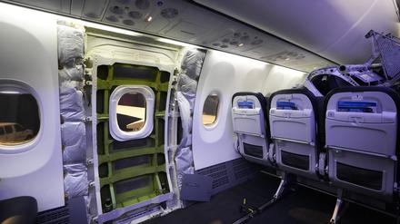 Eine Tür-Bereich einer Boeing 737 Max 9 der Alaska Airlines, der auf die Inspektion wartet.