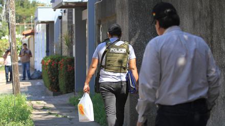 Polizisten durchsuchen das Anwesen des mutmaßlichen Mafiosi Sebastian Marset in Santa Cruz, Bolivien.