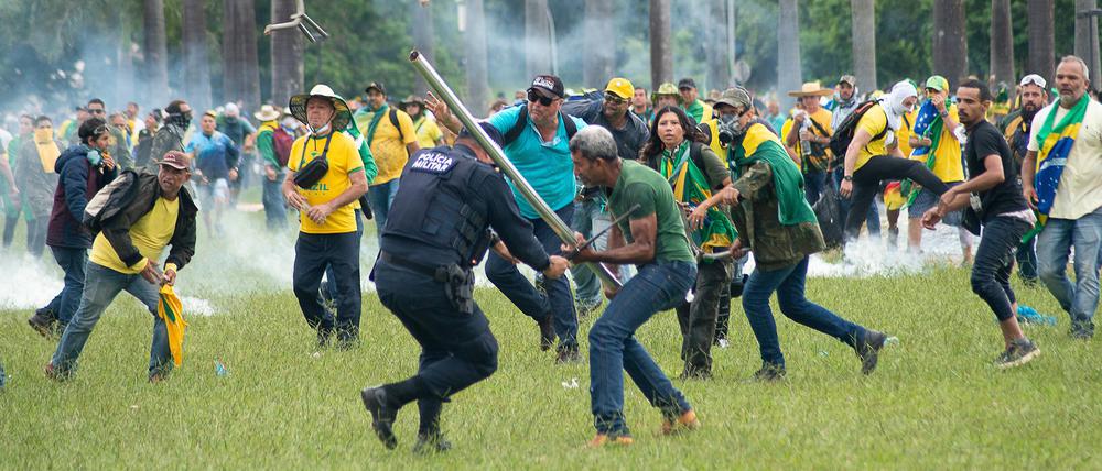 Anhänger des ehemaligen brasilianischen Präsidenten Bolsonaro geraten in der Hauptstadt mit Polizisten aneinander. 
