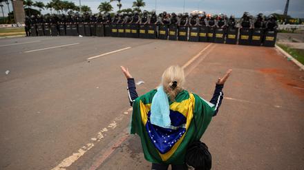 Eine Bolsonaro-Anhängerin vor einer Truppe von Polizisten in Brasilia