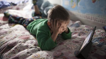 Frankreich will verhindern, dass Kinder unter 13 Jahren Soziale Medien nutzen – um sie zu schützen. Doch wie schädlich sind Tiktok und Co. für die kindliche Entwicklung? Und ist das jetzt wirklich schlimmer als Fernsehen?