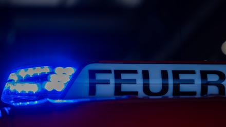 Ein Blaulicht leuchtet auf einem Feuerwehrwagen.
