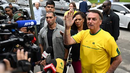 Jair Bolsonaro wählte in Rio de Janeiro im Trikot der brasilianischen Nationalmannschaft. 