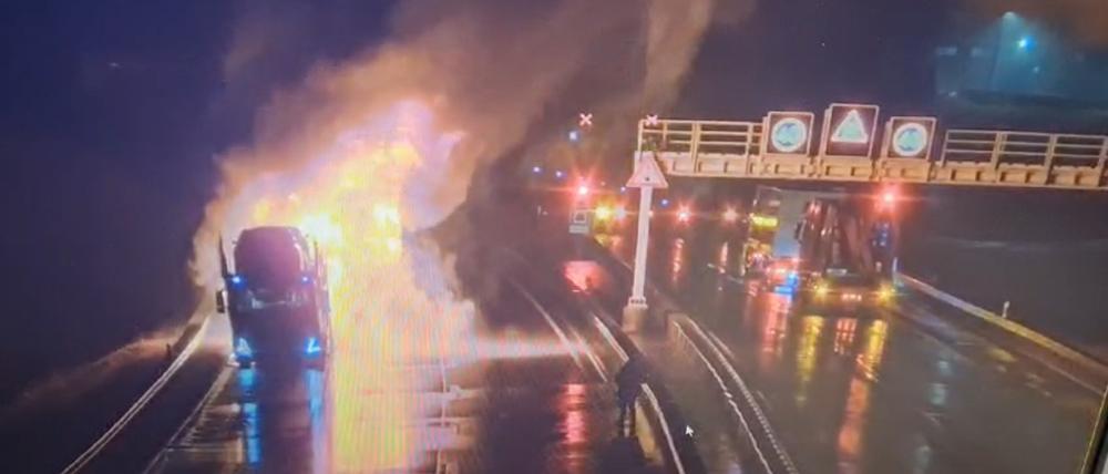 Die von der Polizei Thüringen zur Verfügung gestellte Aufnahme zeigt den brennenden Lastwagen auf der A71 hinter dem Rennsteigtunnel.