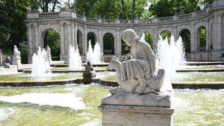 Blick auf Gretel, die auf einer Ente sitzt: Der Märchenbrunnen vom Königstor aus gesehen.