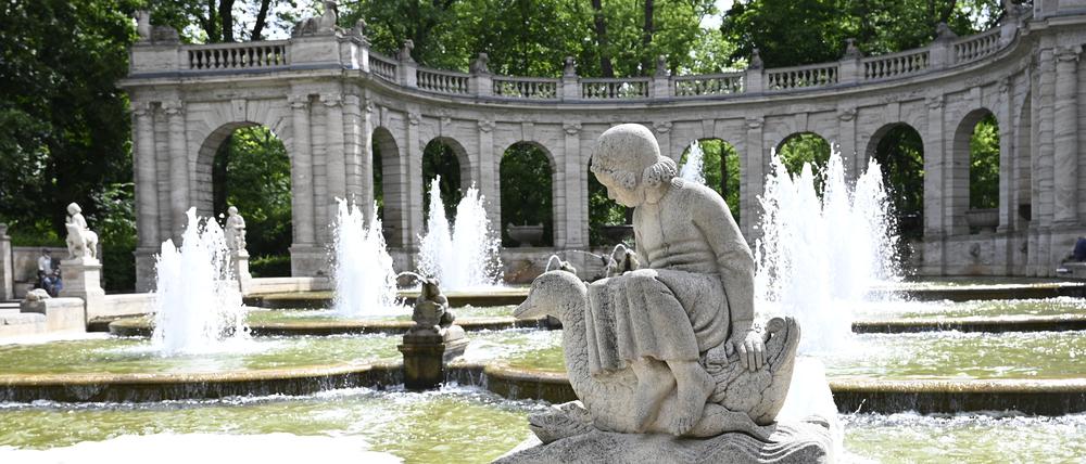 Blick auf Gretel, die auf einer Ente sitzt: Der Märchenbrunnen vom Königstor aus gesehen.