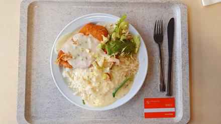 Unser Autor testet Berlins Kantinen. Diesmal: „Hähnchenbrust mit Schnittlauchsauce und Pasta und Salatbeilage“ für 7,20 Euro bei der BSR.