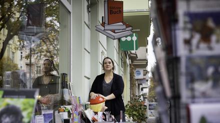 Draussen kann man sich schon mal inspirieren lassen. Die Buchhändlerin Romy Weber steht vor ihrem Buchladen Bötzowbuch in der Bötzowstraße in Prenzlauer Berg.