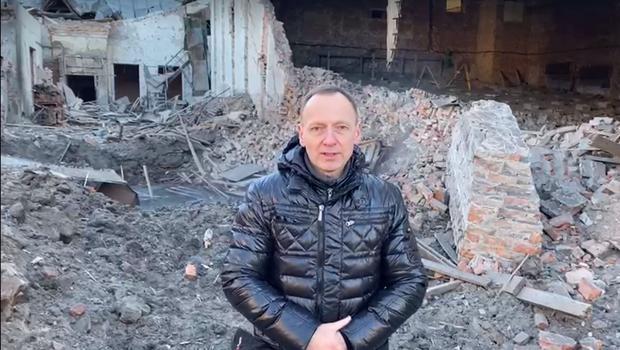 Bürgermeister Vladyslav Atroshenko vor den Trümmern seiner Stadt.