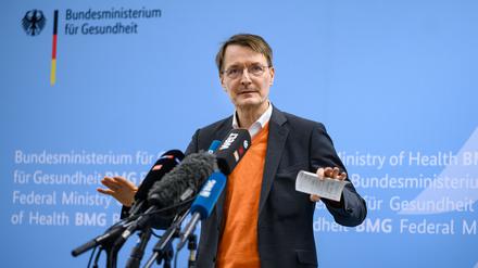 Bundesgesundheitsminister Karl Lauterbach (SPD) stellte sein  Eckpunktepapier gegen Lieferengpässe bei Medikamenten vor.