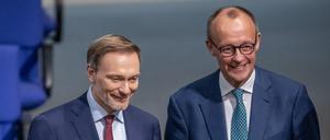Christian Lindner (l, FDP), Bundesminister der Finanzen, spricht mit Friedrich Merz, CDU Bundesvorsitzender, vor der Sitzung des Bundestags mit der Regierungserklärung des Bundeskanzlers. 
