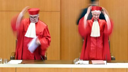 Der Zweite Senat beim Bundesverfassungsgericht mit Peter Müller (l.) und Gerichtsvize Doris König.