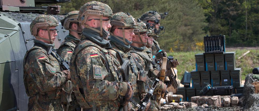 Soldaten des deutschen Heeres sind vor einem Schützenpanzer Puma angetreten. 