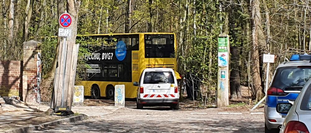 Der BVG-Bus ist leider in den Wald gefahren und braucht Hilfe.