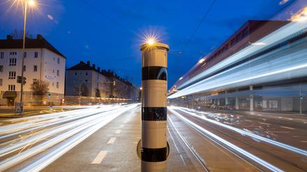 Eine Blitzersäule mit kombinierter Überwachung von Rotlicht und Geschwindigkeit an einer Ampelkreuzung in der Innenstadt.
