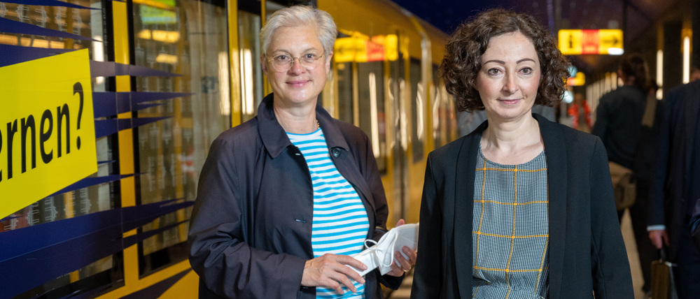 Eva Kreienkamp (l), Vorstandsvorsitzende der BVG, und Ramona Pop (Bündnis 90/ Die Grünen), Senatorin für Wirtschaft, Energie und Betriebe, stehen bei der Eröffnung des U-Bahnhofs Museumsinsel vor einem Sonderzug.