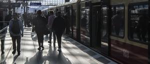 Reisende stehen auf einem Bahnsteig im Hauptbahnhof Berlin. Nach der Absage eines zweitägigen Warnstreiks fahren die Züge nach Angaben der Deutschen Bahn am Montagmorgen weitgehend wie geplant. +++ dpa-Bildfunk +++