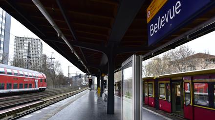 S-Bahn - Station Bellevue
im Hansaviertel im Bezirk Mitte
an den Straßen Flensburger Straße und Batnigallee.
Hier fahren die Linien S3, 5,7 und 9.
Station des Lebens
Foto: Doris Spiekermann-Klaas
