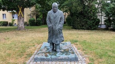Die Carl von Ossietzky-Skulptur wurde im Oktober 1989 eingeweiht.