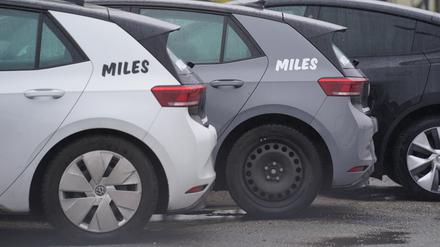 Elektrofahrzeuge des Carsharing-Dientes Miles stehen an einem Straßenrand.