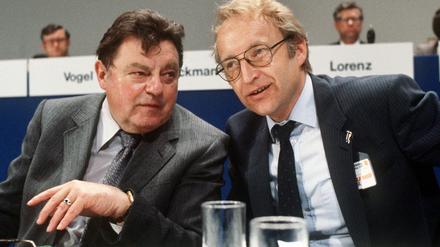 Der CSU-Generalsekretär Edmund Stoiber (r) unterhält sich während des CSU-Parteitags im Mai 1980 in Berlin mit dem bayerischen Ministerpräsidenten Franz Josef Strauß (l).