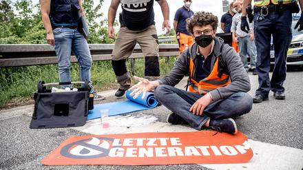 Aktivisten der Gruppe Aufstand der letzten Generation Mitte Mai bei der Blockade einer Autobahnausfahrt in Bayern.
