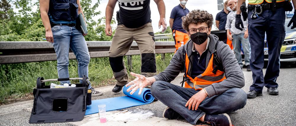 Aktivisten der Gruppe Aufstand der letzten Generation Mitte Mai bei der Blockade einer Autobahnausfahrt in Bayern.
