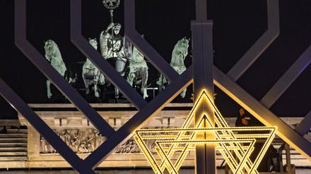 Der achtarmige Chanukka-Leuchter wird zum jüdischen Lichterfest entzündet – wie hier vor dem Brandenburger Tor 2021. An der Charité verstieße die Channukia gegen das Neutralitätsgebot, argumentiert die Klinik.