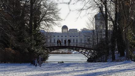 Winterlicher Blick vom Park auf das Schloss Charlottenburg.