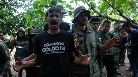 Mitglieder einer religiösen Miliz trainieren Im Amazonas-Regenwald.