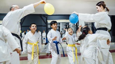Bitte den Ballon treffen: Kinder beim Karatetraining.