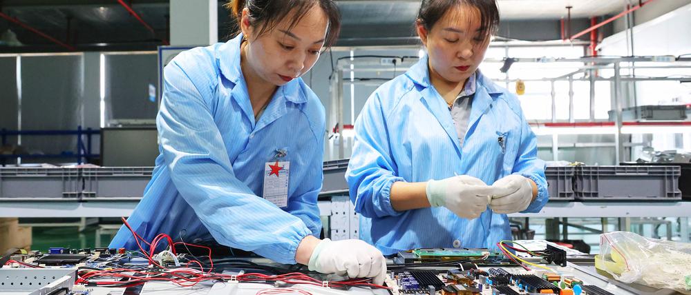 Arbeiterinnen in einer Fabrik in Lianyungang in der östlichen Provinz Jiangsu. 