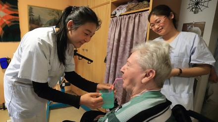 Pflegeassistentinnen aus China in einem Seniorenzentrum in Magdeburg.