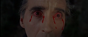 In „Draculas Rückkehr“ weint der Vampir, gespielt von Christopher Lee, blutige Tränen.