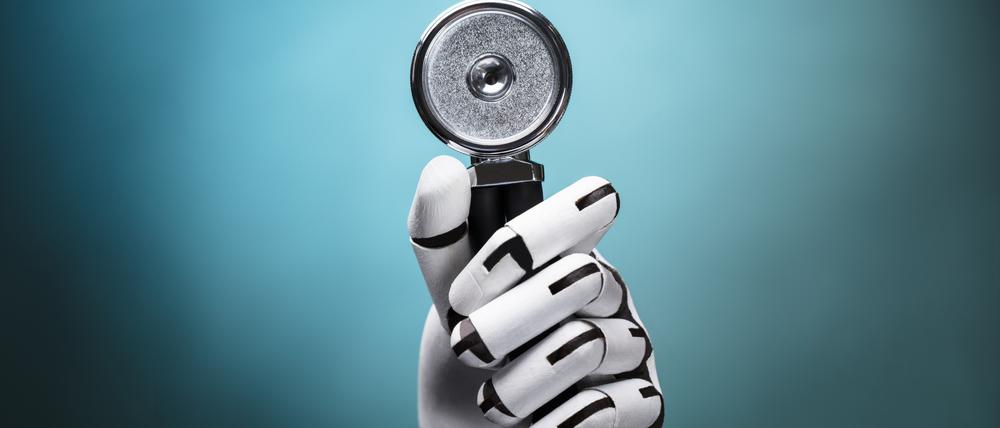 Eine Roboterhand hält ein Stethoskop.