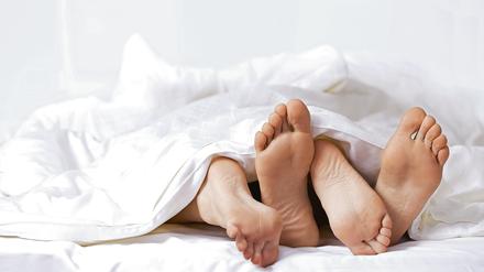 Das Phänomen der fast immer zu kalten Füße bei Frauen und der meist wärmenden bei Männern. 
