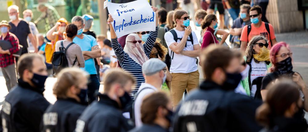 12.09.2020, Niedersachsen, Hannover: «Für freien Impfentscheid» ist auf dem Plakat einer Demonstrantin bei einer Demonstration gegen die Corona-Maßnahmen in der Innenstadt zu lesen. In mehreren deutschen Städten demonstrieren Menschen gegen die staatlichen Corona-Maßnahmen. +++ dpa-Bildfunk +++