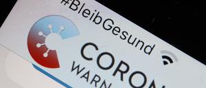 Die Corona-Warn-App mit der Seite zur Risiko-Ermittlung ist im Display eines Smartphone zu sehen