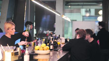 Eine Bartenderin mixt in der Bar Milano in Mitte einen Cocktail.