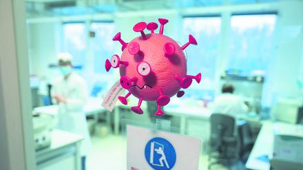 Eine Figur in Optik eines Virus hängt an der Tür vom PCR-Labor im Niedersächsischen Landesgesundheitsamt (NLGA).