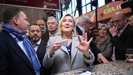 Wahlkampfendspurt: Präsidentin Marine Le Pen trinkt einen Espresso in der Markhalle von Narbonne.